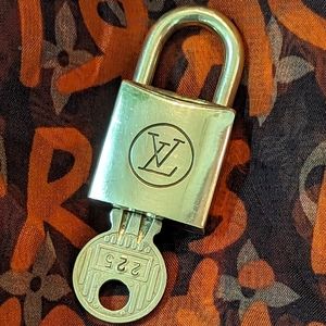 #225 RARE VINTAGE LV LOCK AND KEY #225 GOLD